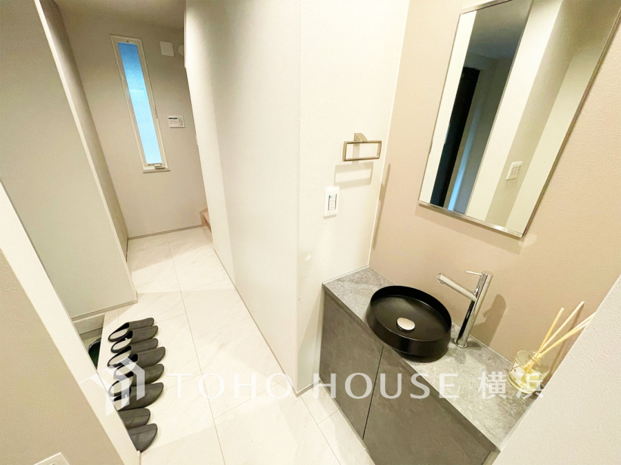 1階玄関の洗面台。各フロアにトイレと洗面台を完備した快適なお住まい。