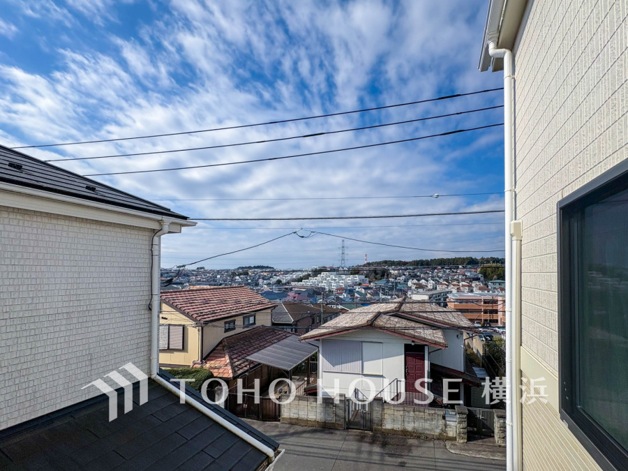 穏やかな街並みと広がる青空を望む、明るく開放的な眺望が魅力の住環境です。