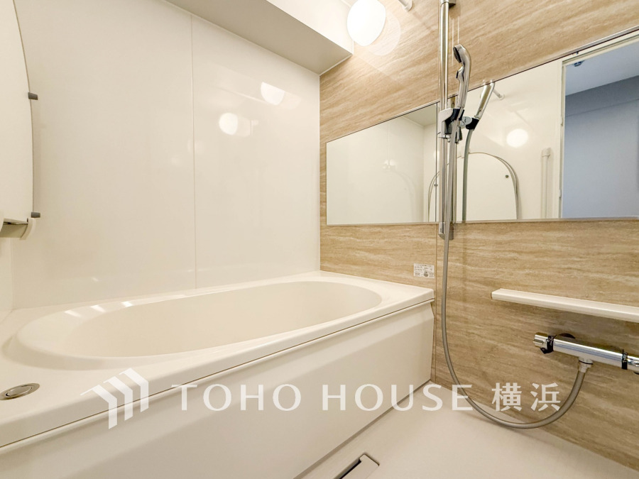 【2026年3月撮影】心地よいリラックスを叶える清潔感溢れる美しい空間。快適で機能的なバスルームです。
