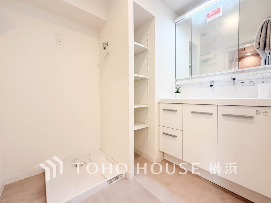 新規交換された洗面化粧台は美しく使いやすい機能が備えられています。