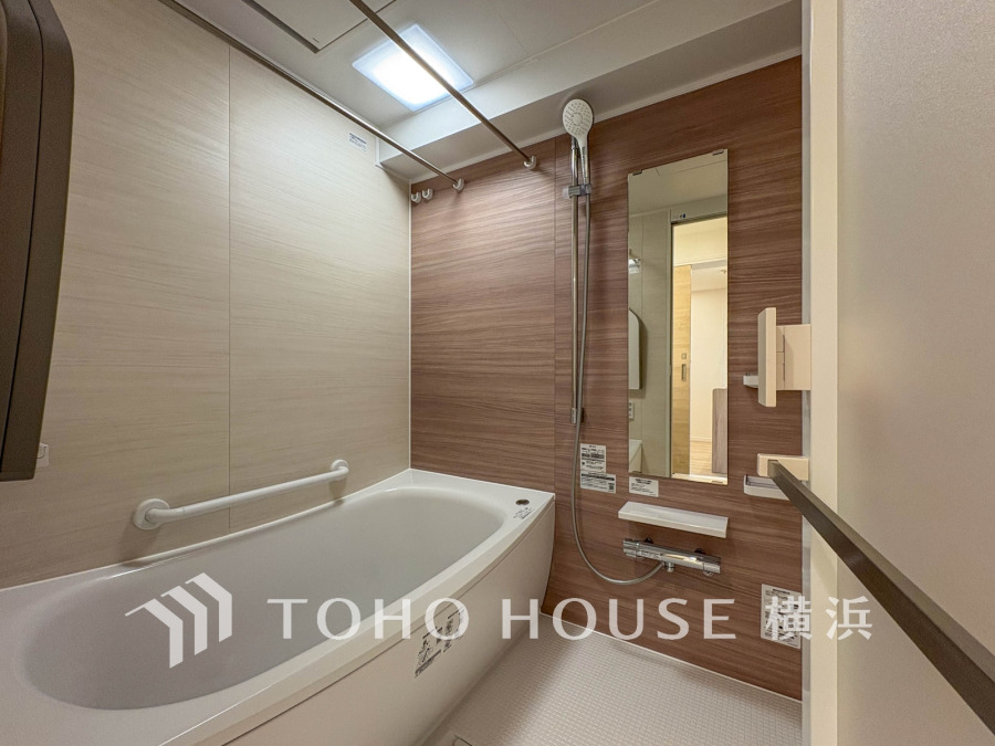 1日の疲れを癒すバスルームは、心地よいリラックスを叶える清潔感溢れる美しい空間です。心からゆったりと寛いでいただけるよう、ゆとりのスペースを確保してます。