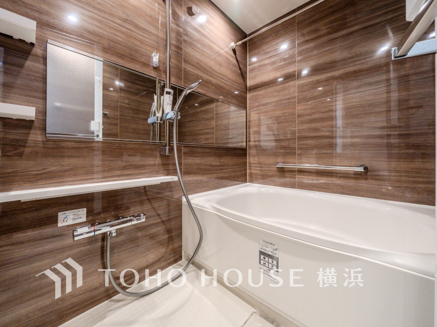 上質が感じられる質感とカラーリングで、清潔な空間美を実現。一日の疲れが癒される優雅なバスタイムを堪能できるゆとりあるバスルームです。