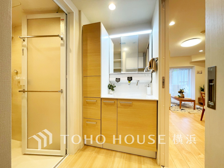 新規交換された洗面化粧台は美しく使いやすい機能が備えられています。