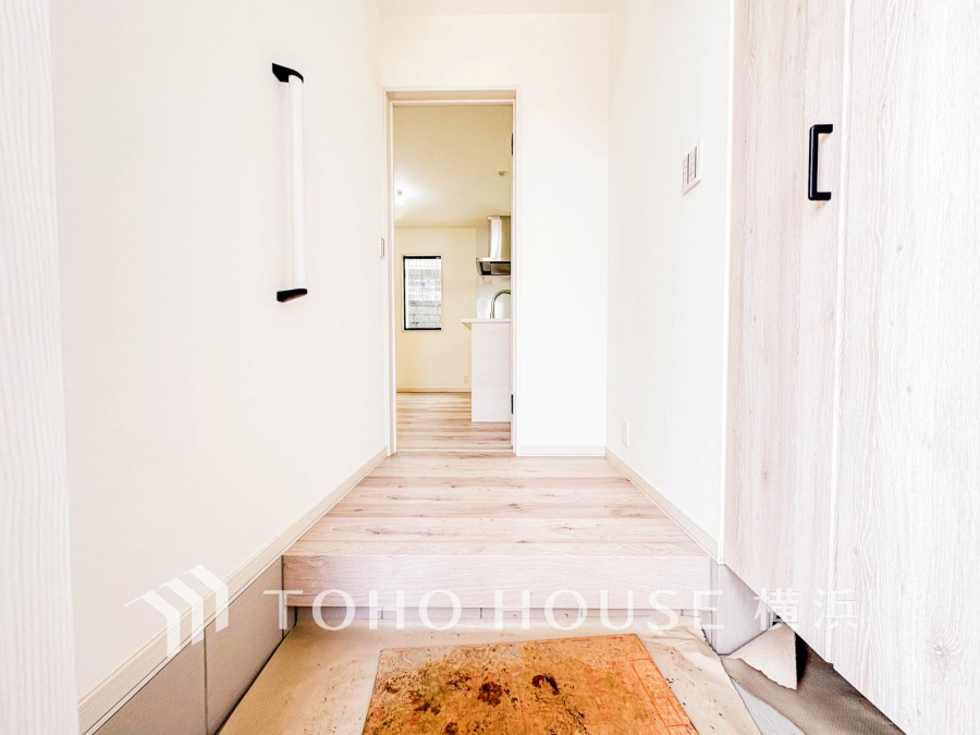 お客様をお迎えする玄関は落ち着いた雰囲気。帰り着くたびに洗練されたテイストの空間に迎えられ誇りと喜びを感じる玄関まわりです。