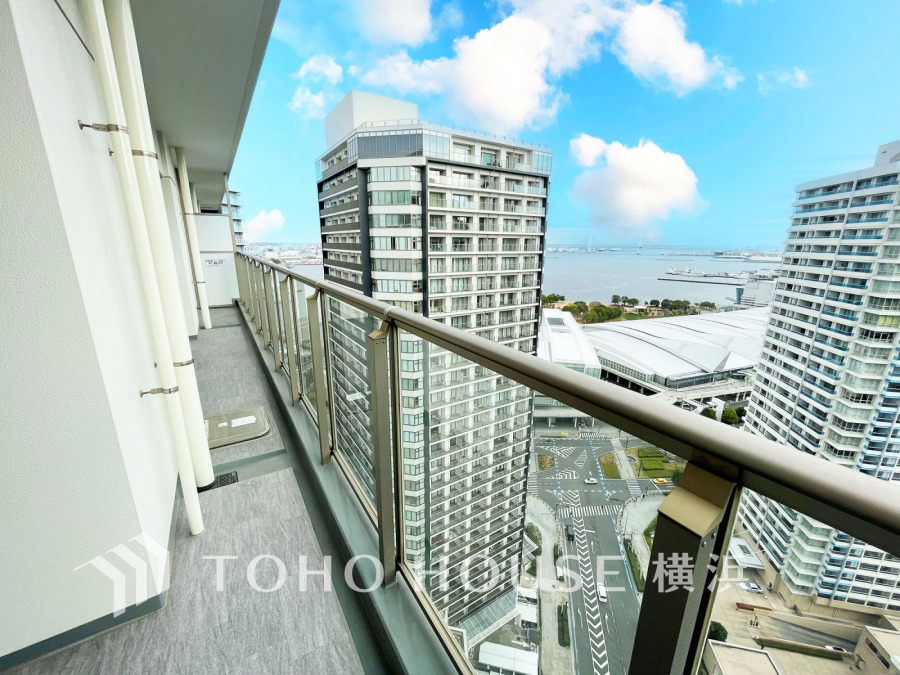 【横浜】の海ある街の風景を広く一望できる魅力の眺望は、開放的でお住まいの価値の一つでもあります。朝も昼も夜も異なった表情を見せる街の風景は、心豊かな毎日を彩ってくれることでしょう。