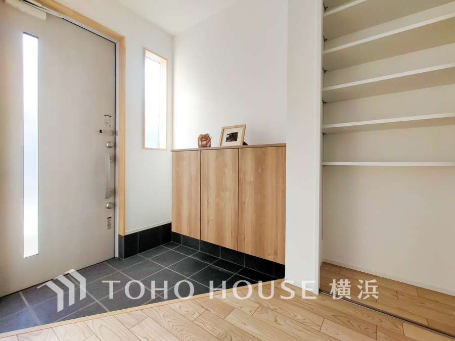 お客様をお迎えする玄関は落ち着いた雰囲気。帰り着くたびに洗練されたテイストの空間に迎えられ誇りと喜びを感じる玄関まわりです。 