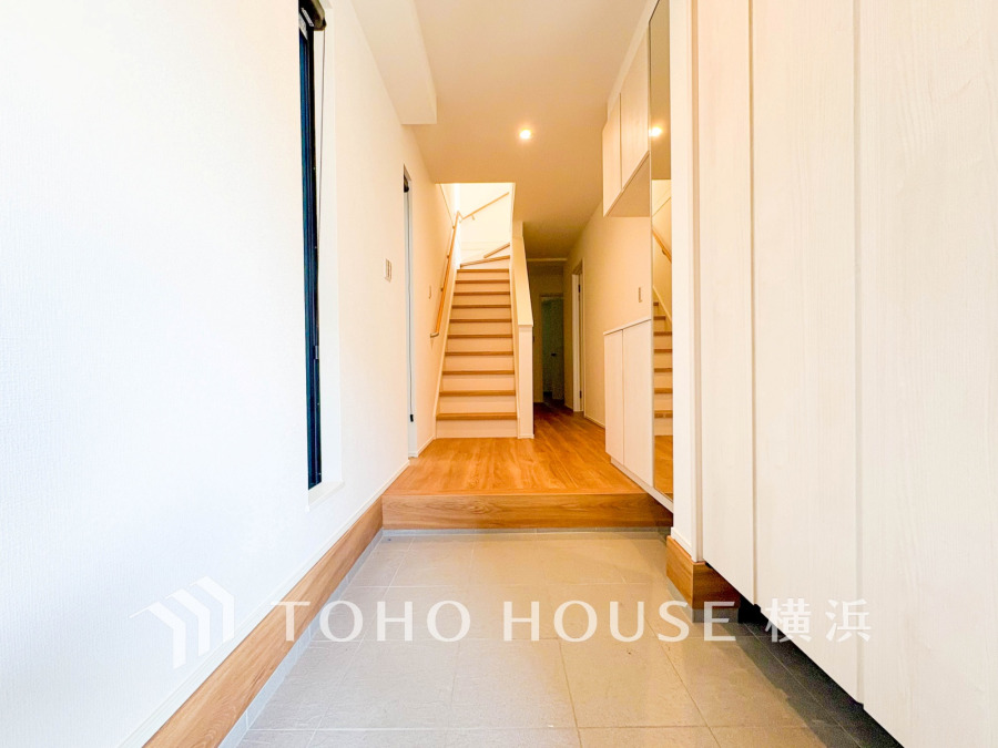 清潔感溢れる玄関がお出迎えする本邸宅の物語は、ここから始まる日常を期待させます。この場所には「希望」と「優越」で包み込んでくれる「特別」な空間があります。