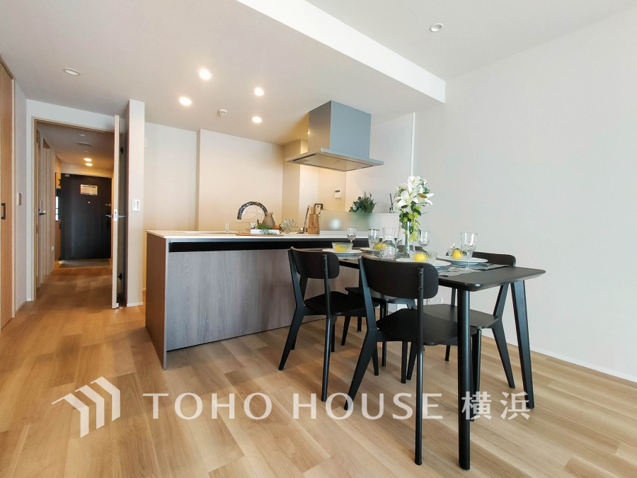 家族みんなが爽やかに健やかに過ごせるように、溢れる光をたっぷり取り込んだリビングダイニング。集いの場、憩いの場としての快適性を求めたやすらぎの空間です。