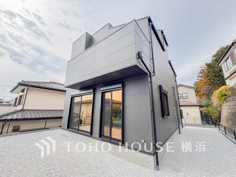 堂々たる趣ながら、主張し過ぎずどこか余裕を感じさせるシャープなフォルムで佇む邸宅は、晴天の空と照らし合わせる事で、本来あるべき完成形の姿を見せてくれます。 