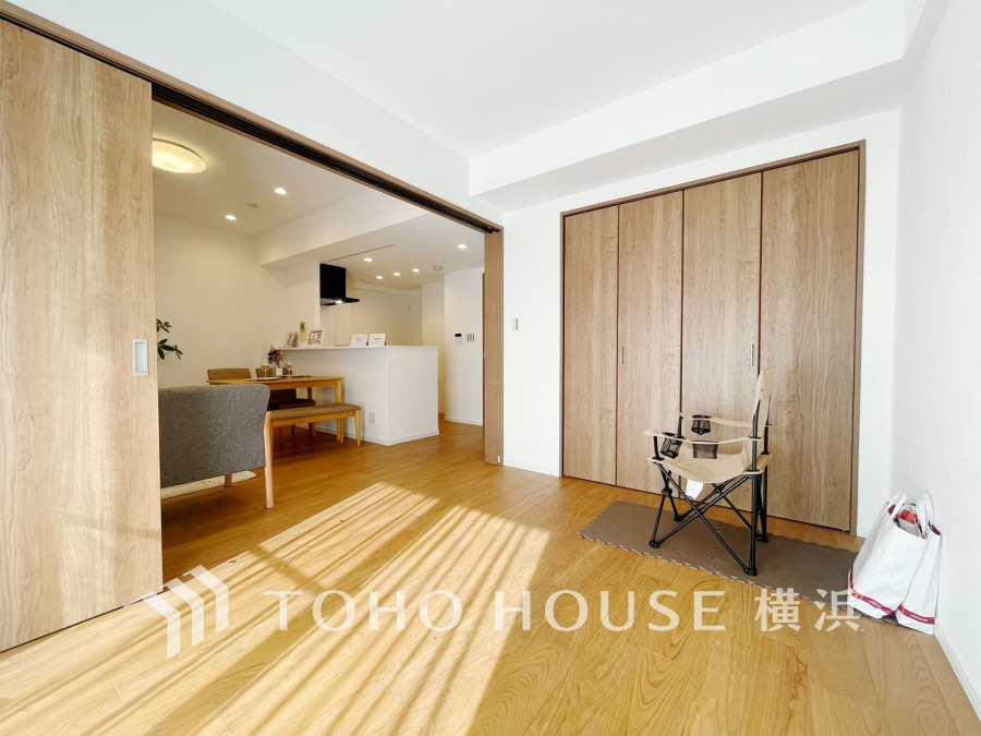 LDKに隣接した6帖の洋室。引き戸を開け放してLDKと一体化利用も可能です。
