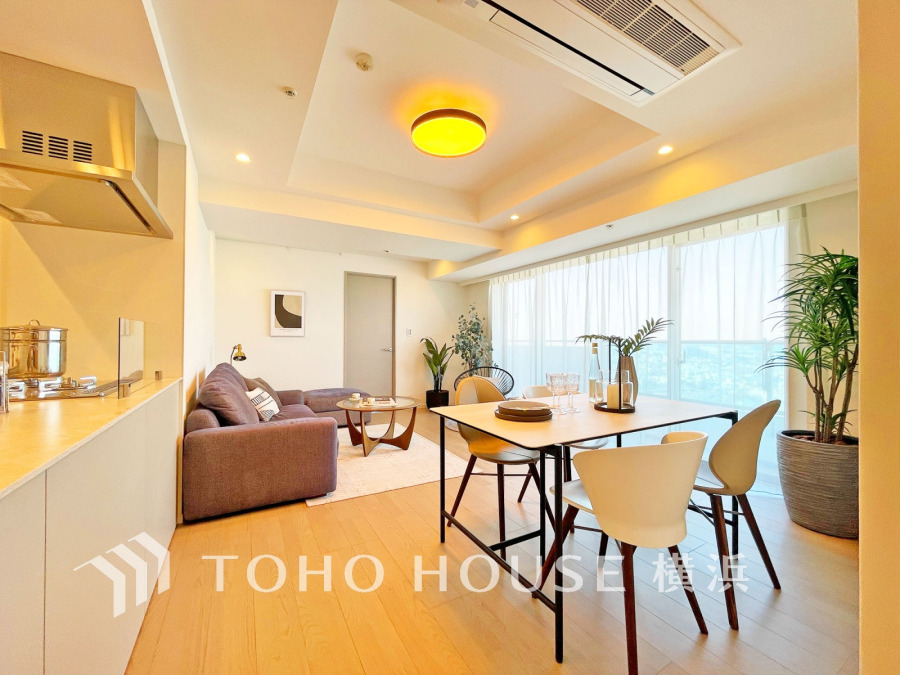 大きな窓から自然光が差し込む明るいリビングダイニング。開放感あふれる心地よい空間です。