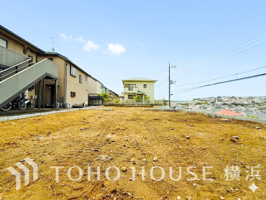 【2026年4月撮影】爽やかな青空の下に贅沢なほどに降り注ぐ陽光、豊かな居住性と、クオリティが見事に調和した住空間は、住まうことの喜びを感じさせてくれることでしょう。