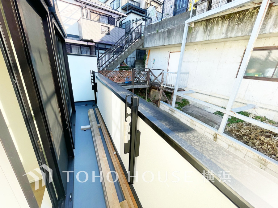 暮らしの中で光と風を演出してくれるバルコニー、見事なまでの開放的な空間を演出しながら、プライベート性も確保された空間は我が家の自慢。