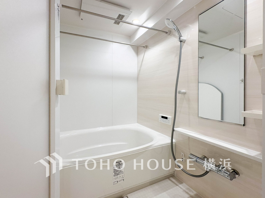 上質が感じられる質感とカラーリングで、清潔な空間美を実現。一日の疲れが癒される優雅なバスタイムを堪能できるゆとりあるバスルームです。