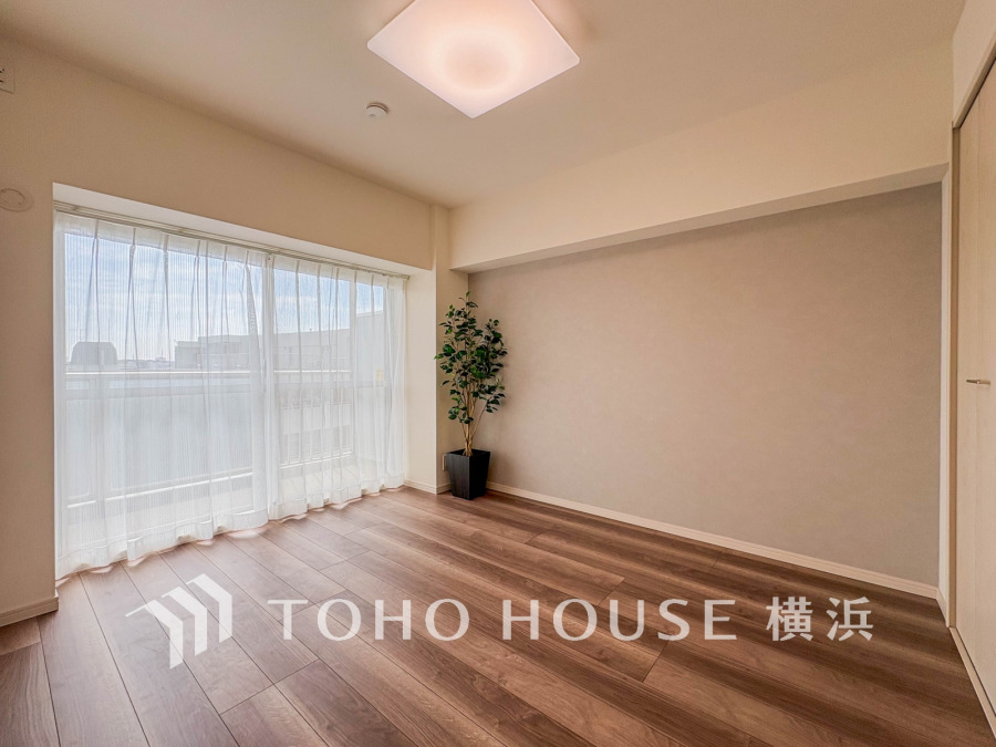 バルコニーに面した明るい洋室。穏やかな陽射しが、ゆったりとした寛ぎの時間を包みます。
