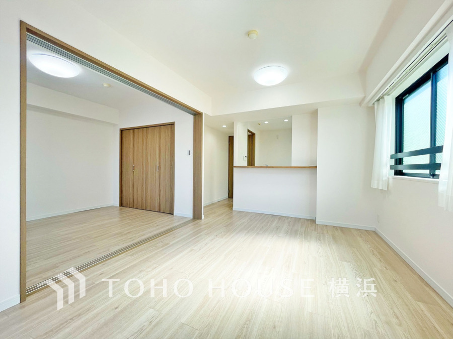 家族と過ごすひと時を溢れる光が優しく包み込むリビングダイニング。家族とともに、心穏やかに過ごすひととき。家族との時間、自分の時間を大切にできる空間がここにあります。