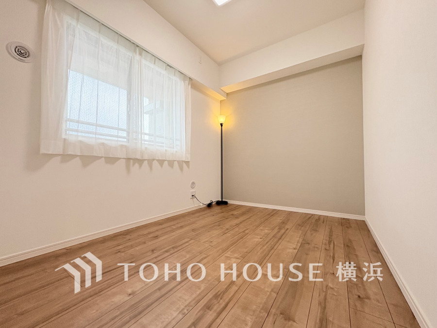 大きな窓からたっぷりと陽光が注がれる明るい空間。家族の成長に対応できる永住仕様の間取り。時を忘れて過ごす場所として過ごせるお部屋。
