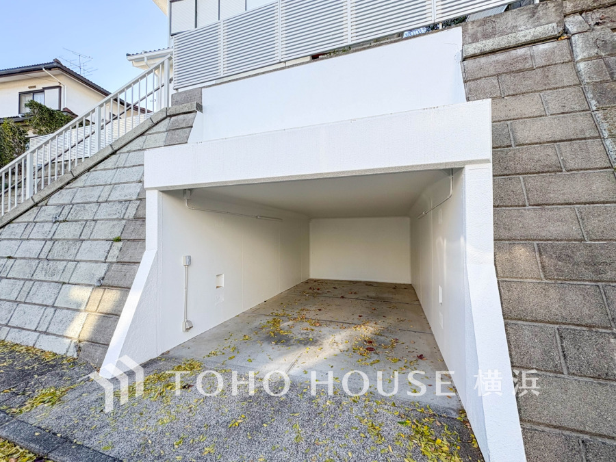 雨風をしのげる安心の屋根付きガレージ。大切な愛車を守る快適な収納スペースです。