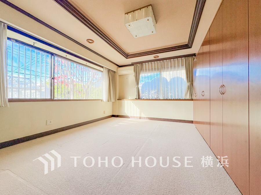 穏やかな風と陽光を導き、プライバシーに配慮された設計プランを採用し、居住性を一段と心地よいものにしています。明るく開放的な空間を演出しております。