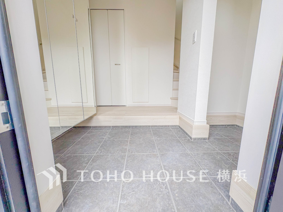 居住者の帰り、訪れる方を優しく迎え、やすらぎに満ちた生活空間を予感させる。健やかな暮らしを楽しめそう。