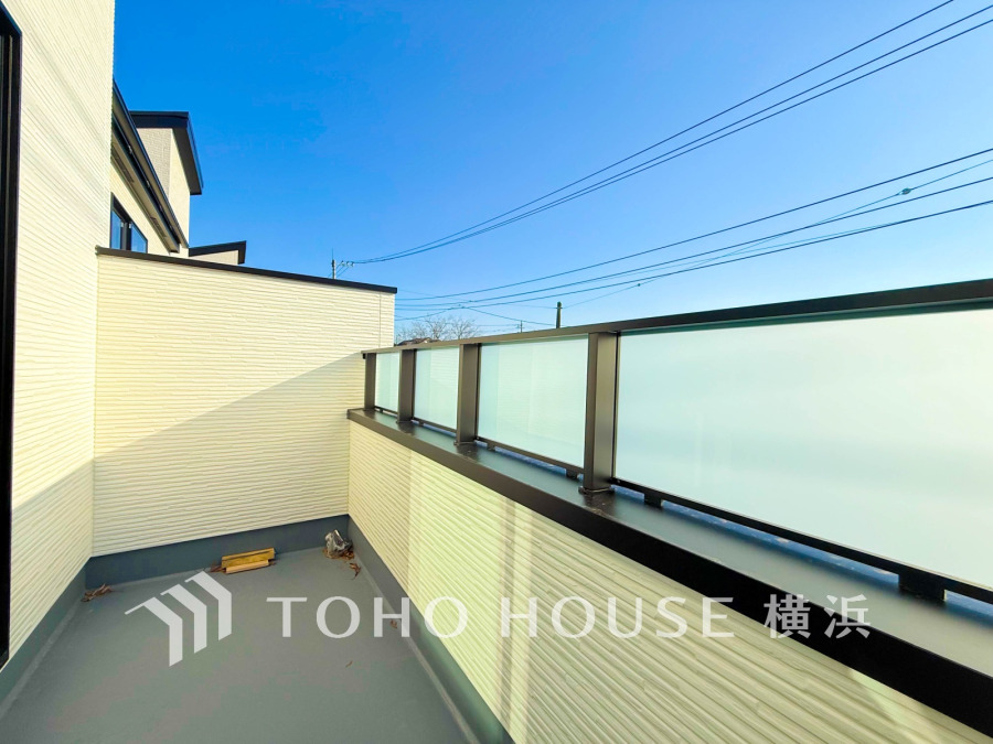 ずっと太陽を感じる事ができるのは、遮るものが視界に無いから。彼方に広がる風景が絵画のように広がります。