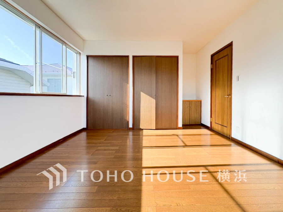 1日の疲れを癒し、心地よく寛げるようゆったりとした広さを確保しています。プライベートタイムをより優雅に穏やかに…。落ち着いた雰囲気を紡ぎます。