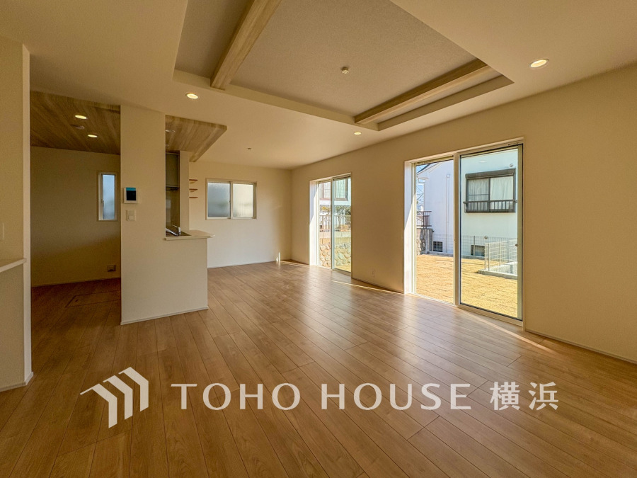 明るく開放的な空間が広がるLDK。室内には豊かな陽光が注ぎ込み、爽やかな住空間を演出。ホームパーティーでもゲストと一緒に料理を楽しみながら楽しい時間を過ごせそう。