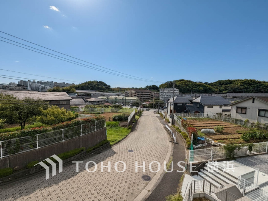 開放感があり、遮るものもなく気持ちのいい景色が広がります。お部屋にも爽やかな風と暖かく柔らかな日差しが差し込み、毎日の暮らしを豊かに彩ります。