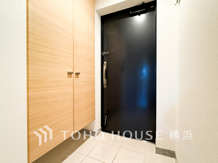 収納豊富なトールサイズのシューズボックスを設置した玄関スペース。
