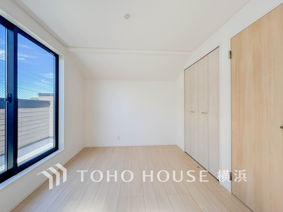 穏やかな風と陽光を導き、プライバシーに配慮された設計プランを採用し、居住性を一段と心地よいものにしています。明るく開放的な空間を演出しております。