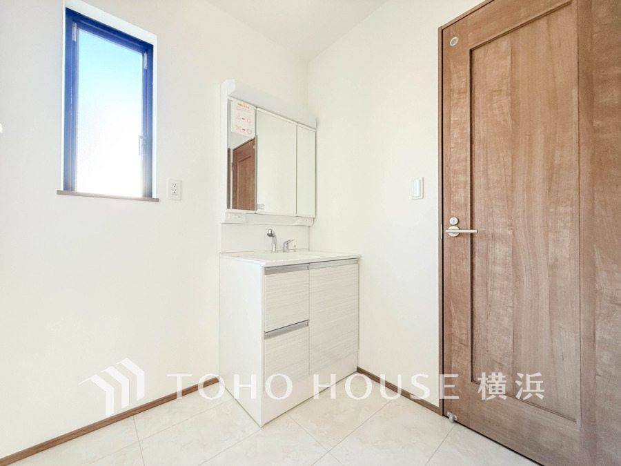 ゆったり落ち着いてお使い頂ける広さと収納を確保した洗面室。
