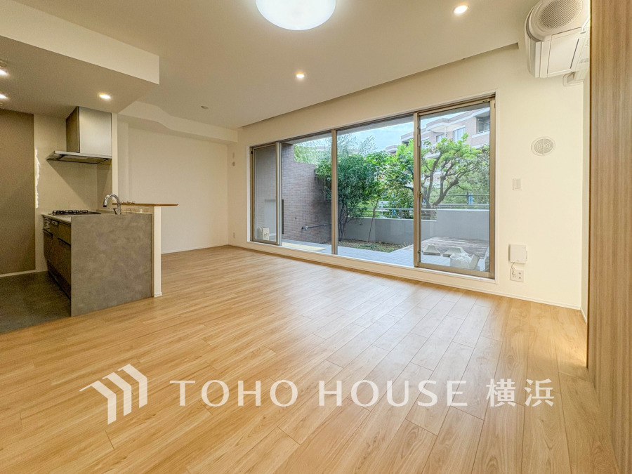 穏やかな風と陽光を導き、プライバシーに配慮された設計プランを採用し、居住性を一段と心地よいものにしています。周辺環境とのコラボレーションにより明るく開放的な空間を演出しております