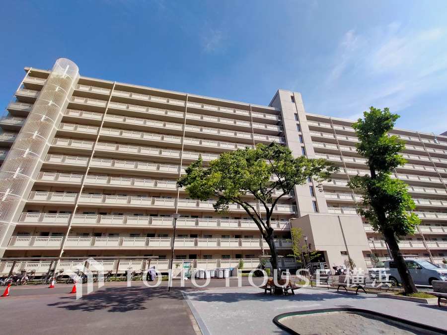 ふりそそぐ陽射しと開放的な空間形成。青空を背景に更なる美しさを醸す佇まい。暖かな陽光と爽やかな風がハーモニーを奏でる上質な空間を愉しむ暮らしがここにある。