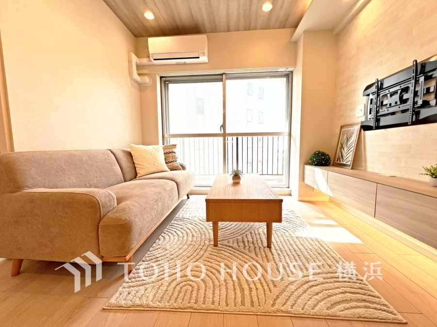 柔らかな色合いのフローリングと清潔感の溢れるクロスが明るい空間を創り出しているリビングダイニング。憩いの場に相応しく、ここで楽しむ家族の時間が絆をより深めてくれそうです。