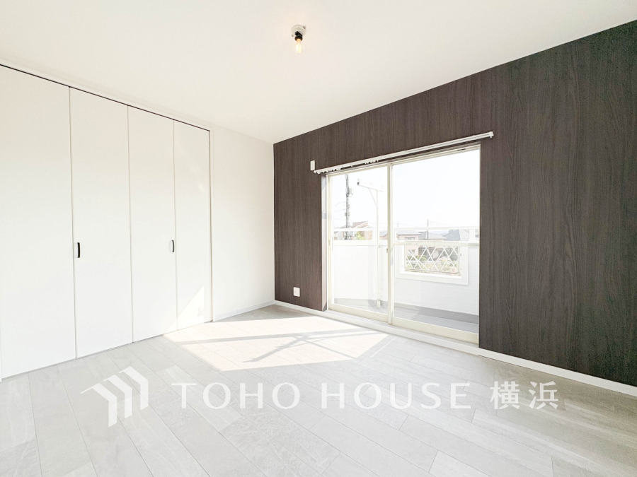 大きな窓からたっぷりと陽光が注がれる明るい空間。家族の成長に対応できる永住仕様の間取り。時を忘れて過ごす場所として過ごせるお部屋。