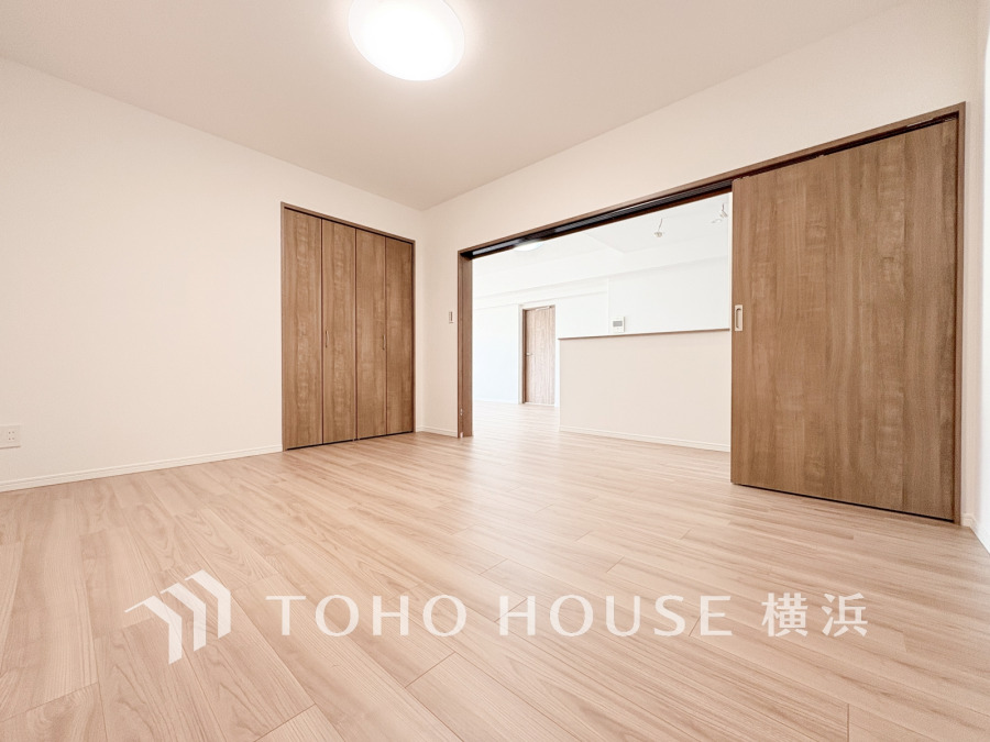 リビングに隣接した洋室は、引き戸を開け放してLDK空間を共有しながら開放的に使うこともできます。
