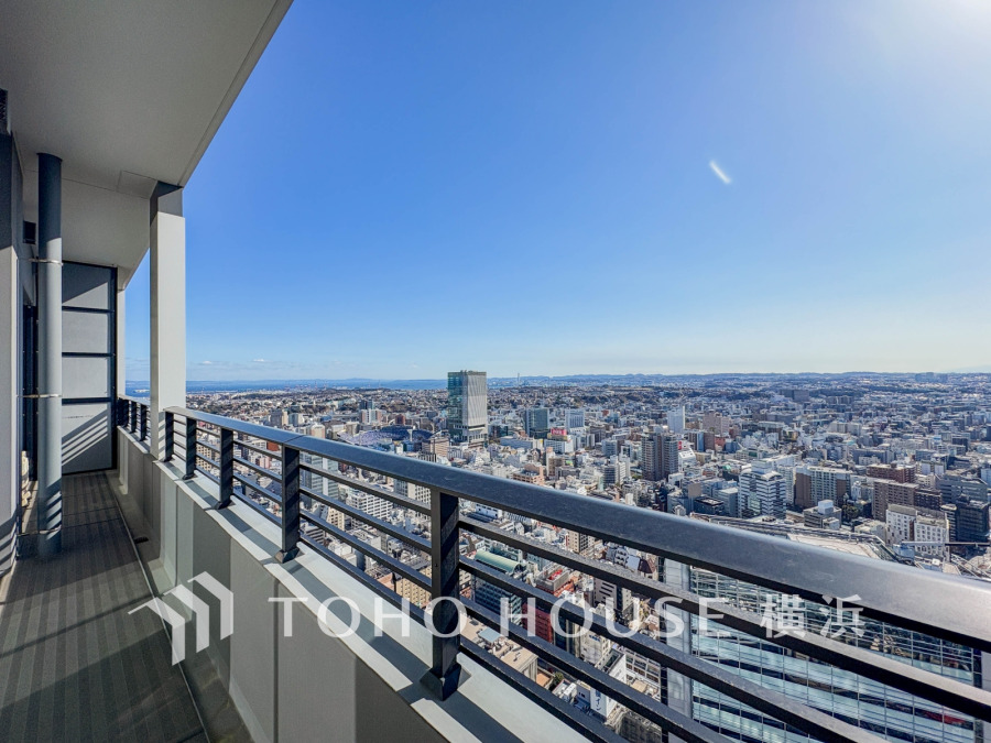 【横浜】の海ある街の風景を広く一望できる魅力の眺望は、開放的でお住まいの価値の一つでもあります。朝も昼も夜も異なった表情を見せる街の風景は、心豊かな毎日を彩ってくれることでしょう。
