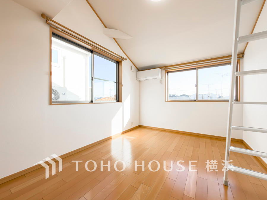 穏やかな風と陽光を導き、プライバシーに配慮された設計プランを採用し、居住性を一段と心地よいものにしています。明るく開放的な空間を演出しております。