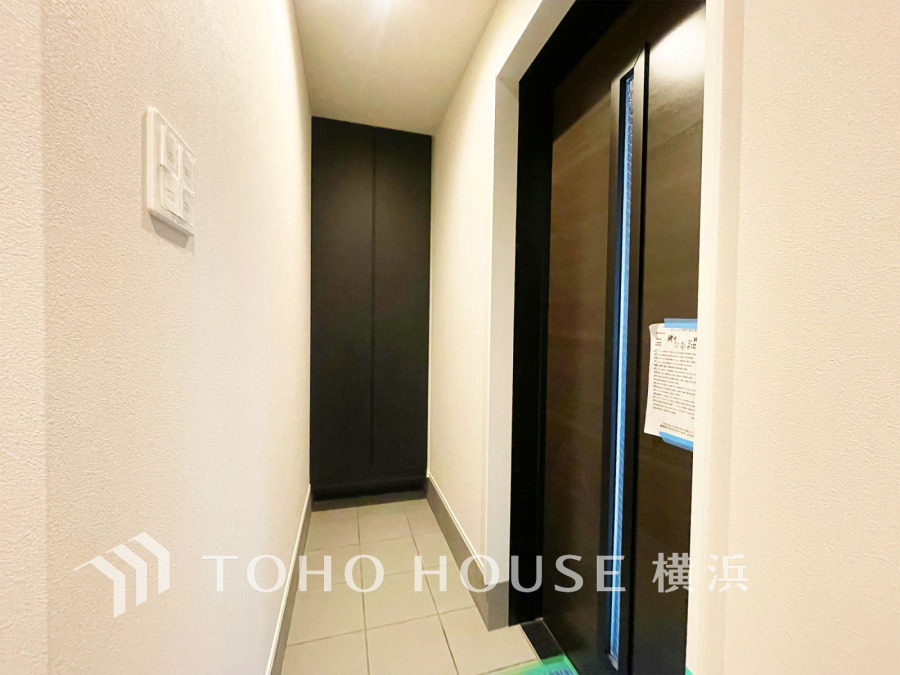 ご家族の帰り、訪れる方を優しく迎え、やすらぎに満ちた生活空間を予感させる。健やかな暮らしを楽しめそう。