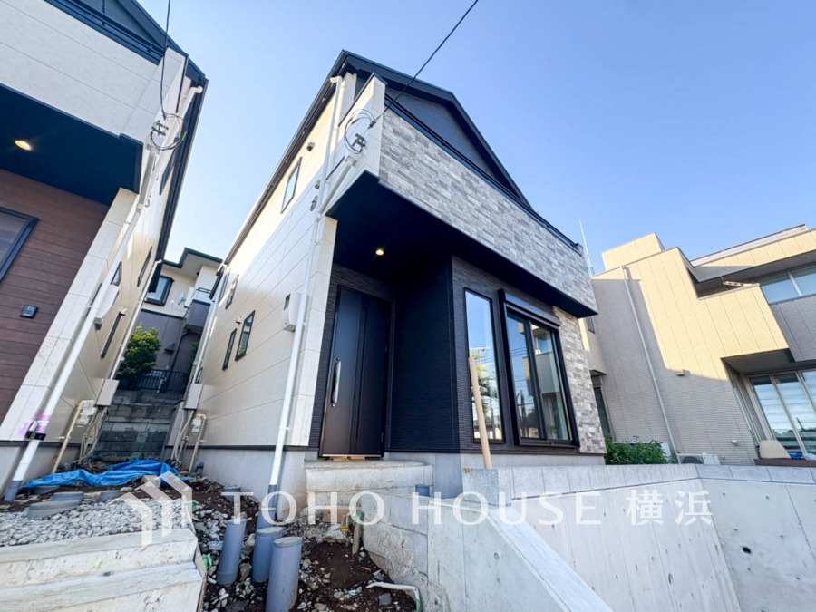 住む人を映し出す洗練された佇まいは、いつまでも輝き続けながらいつしか街の風景に溶け込んでいきます。