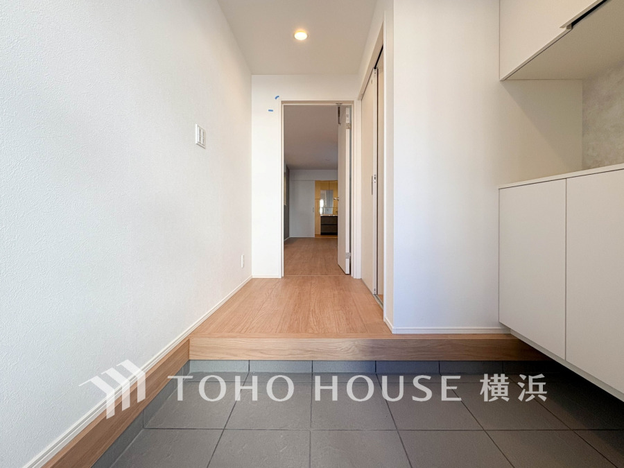 お客様をお迎えする玄関は落ち着いた雰囲気。帰りに着くたび洗練されたテイストの空間に迎えられ誇りと喜びを感じる玄関まわりです。