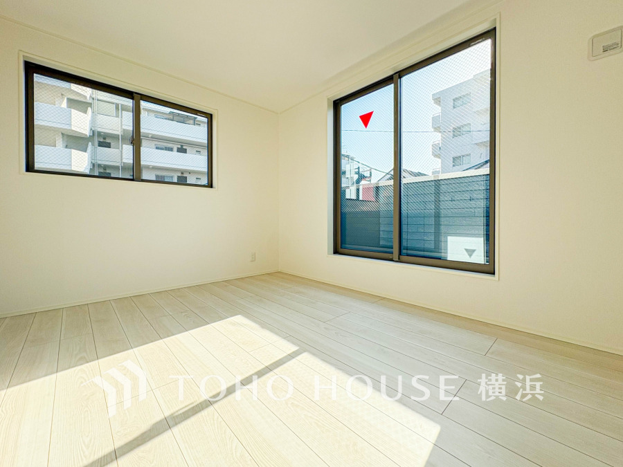 バルコニーに面した明るい洋室。穏やかな陽射しが、ゆったりとした寛ぎの時間を包みます。
