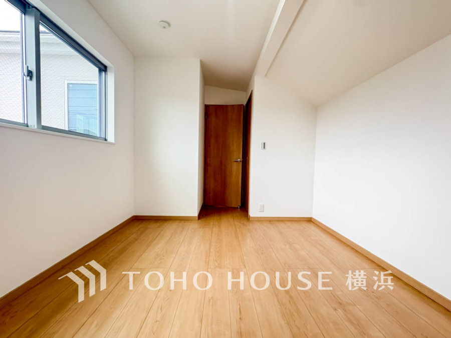 大きな窓からたっぷりと陽光が注がれる明るい空間。家族の成長に対応できる永住仕様の間取り。時を忘れて過ごす場所として過ごせるお部屋。