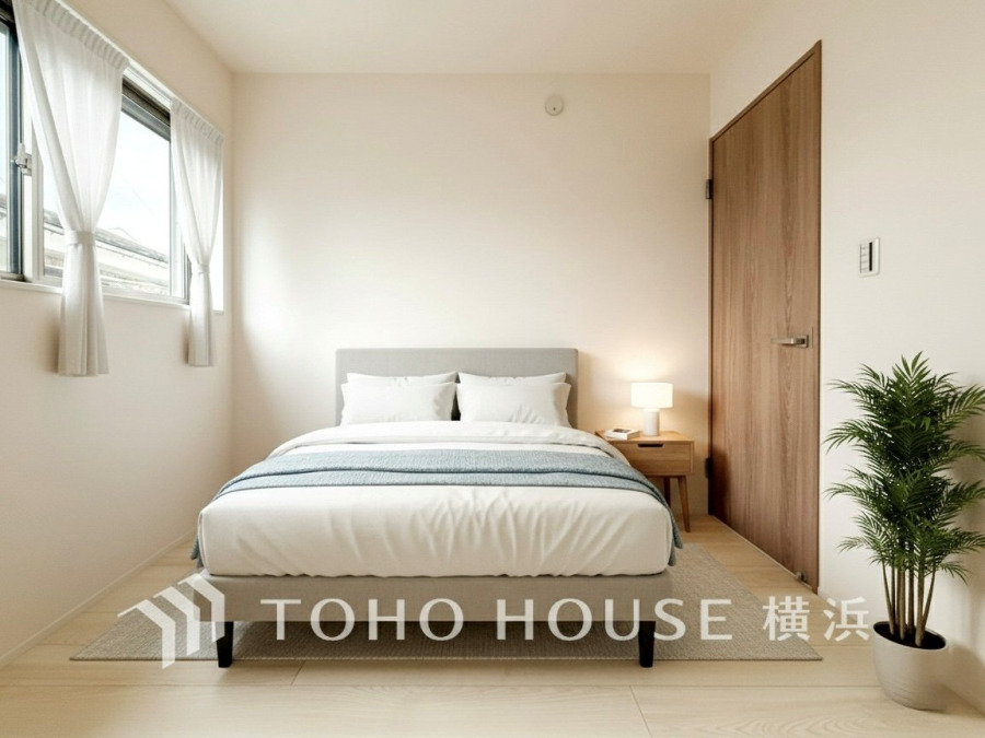 明るい自然光が差し込むシンプルで落ち着いた寝室。収納付きナイトテーブルと観葉植物が癒しを演出します。（家具・装飾品等はAI加工です）