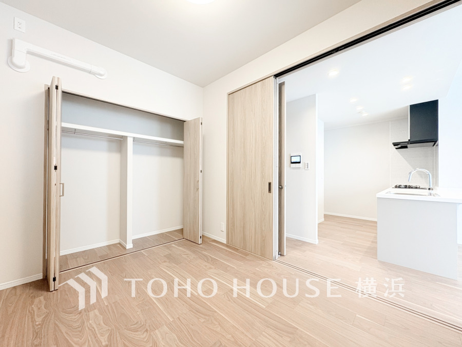 穏やかな風と陽光を導き、プライバシーに配慮された設計プランを採用し、居住性を一段と心地よいものにしています。明るく開放的な空間を演出しております。