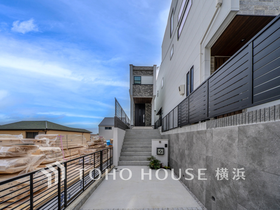 閑静な住宅街に誕生したスタイリッシュな邸宅。カースペース1台分あり。