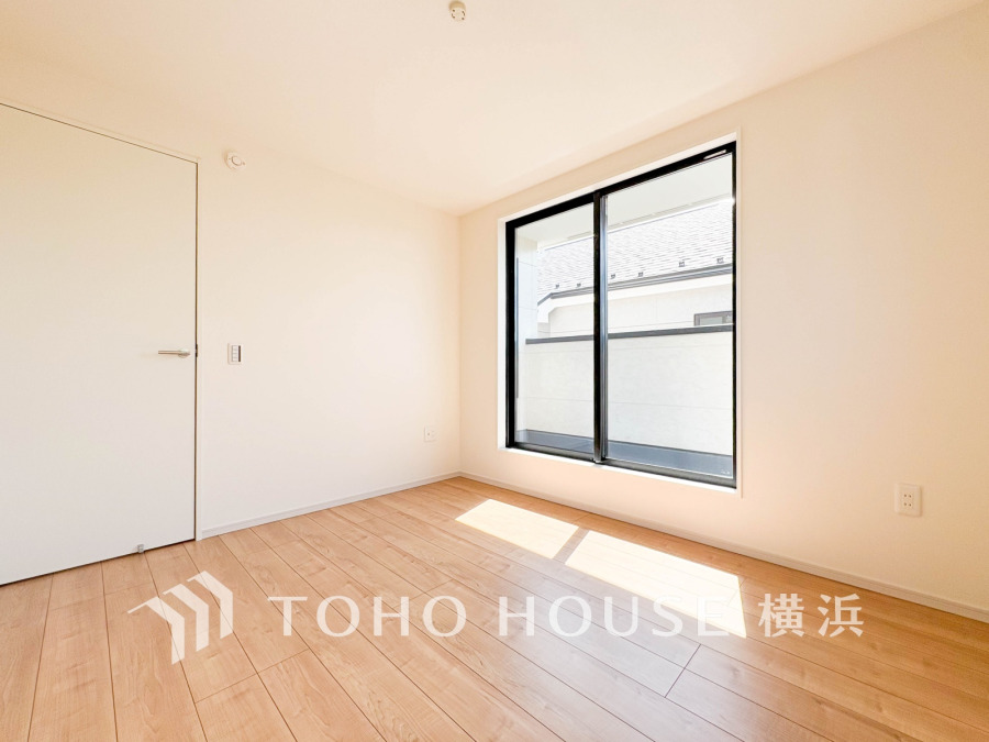大きな窓から自然光がたっぷり入る明るい洋室。シンプルな内装で多用途に使いやすい空間です。