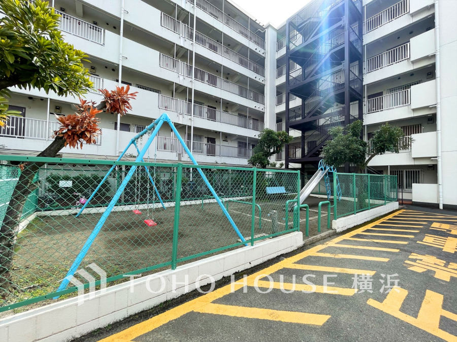 敷地内にある遊具付きの小さな公園は、子どもたちの安全な遊び場ですね。