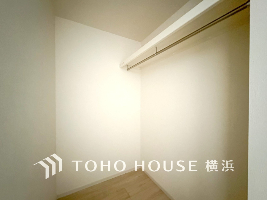 WICは1階と2階の2ヵ所にご用意。洋服やバッグなどかさばる物を大量に収納できます。タンスなどの収納家具を置かずに済むので、お部屋を丸ごと使えてスッキリ♪