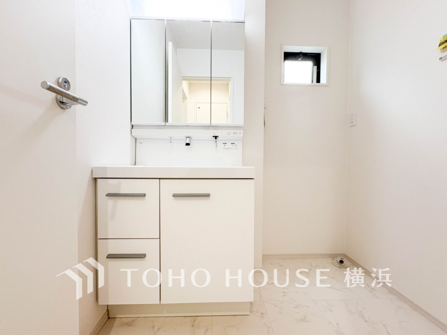 洗面化粧台は収納力のあるキャビネットと三面鏡で使い勝手も抜群です。